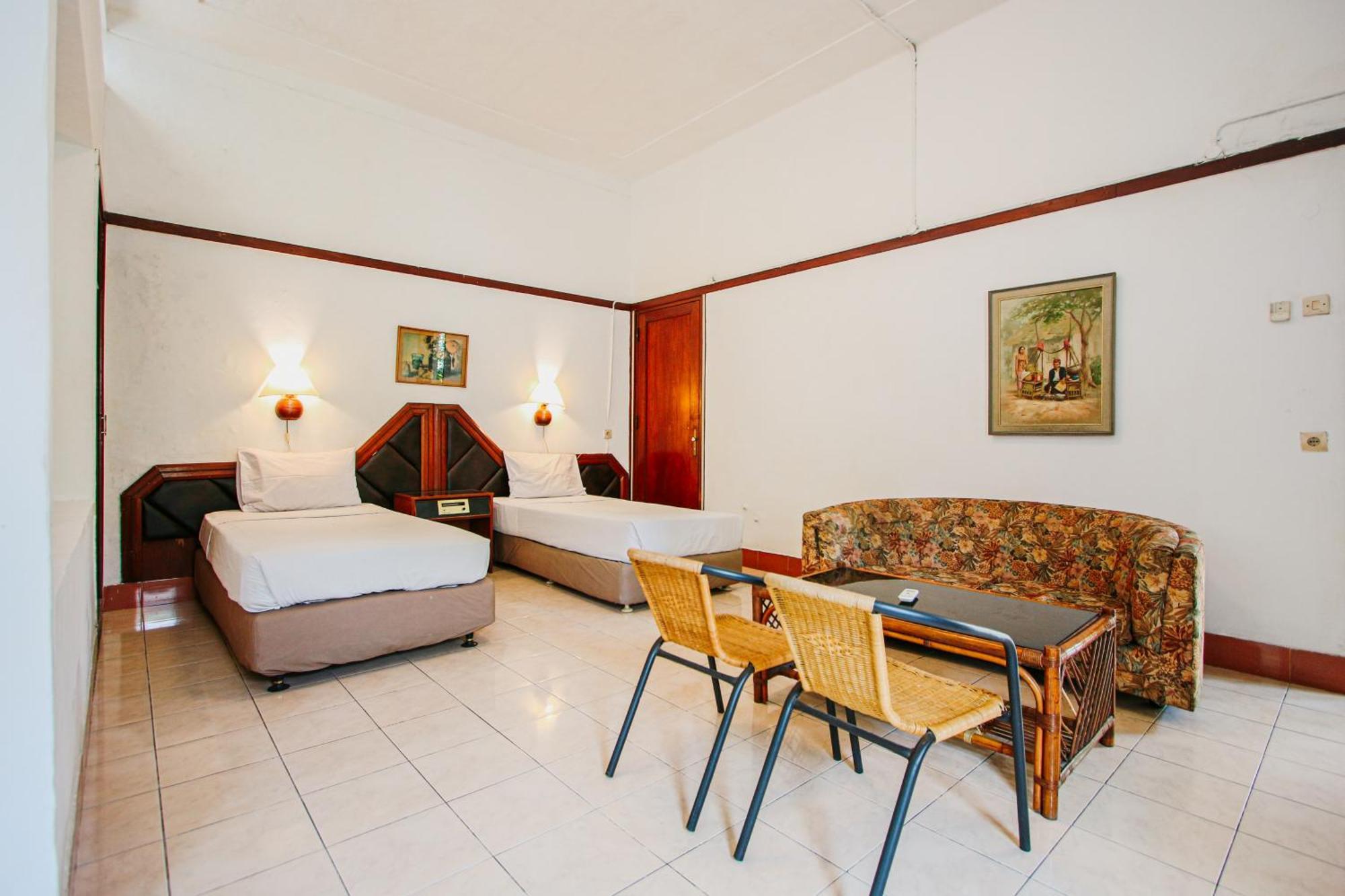 Hotel Bumi Asih Gedung Sate Бандунг Екстериор снимка