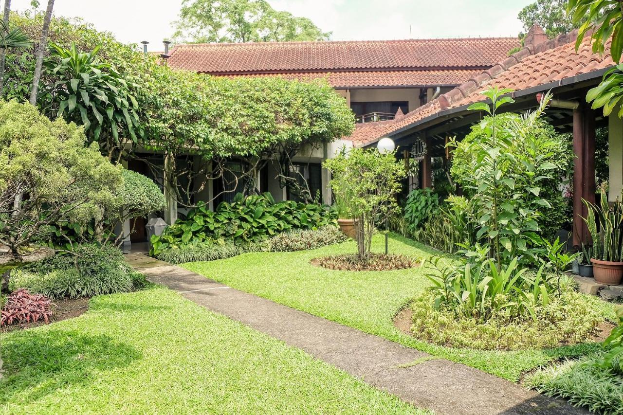 Hotel Bumi Asih Gedung Sate Бандунг Екстериор снимка